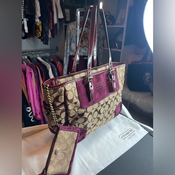 Authentic Coach handbag and mini wallet inside - Picture 4 of 14